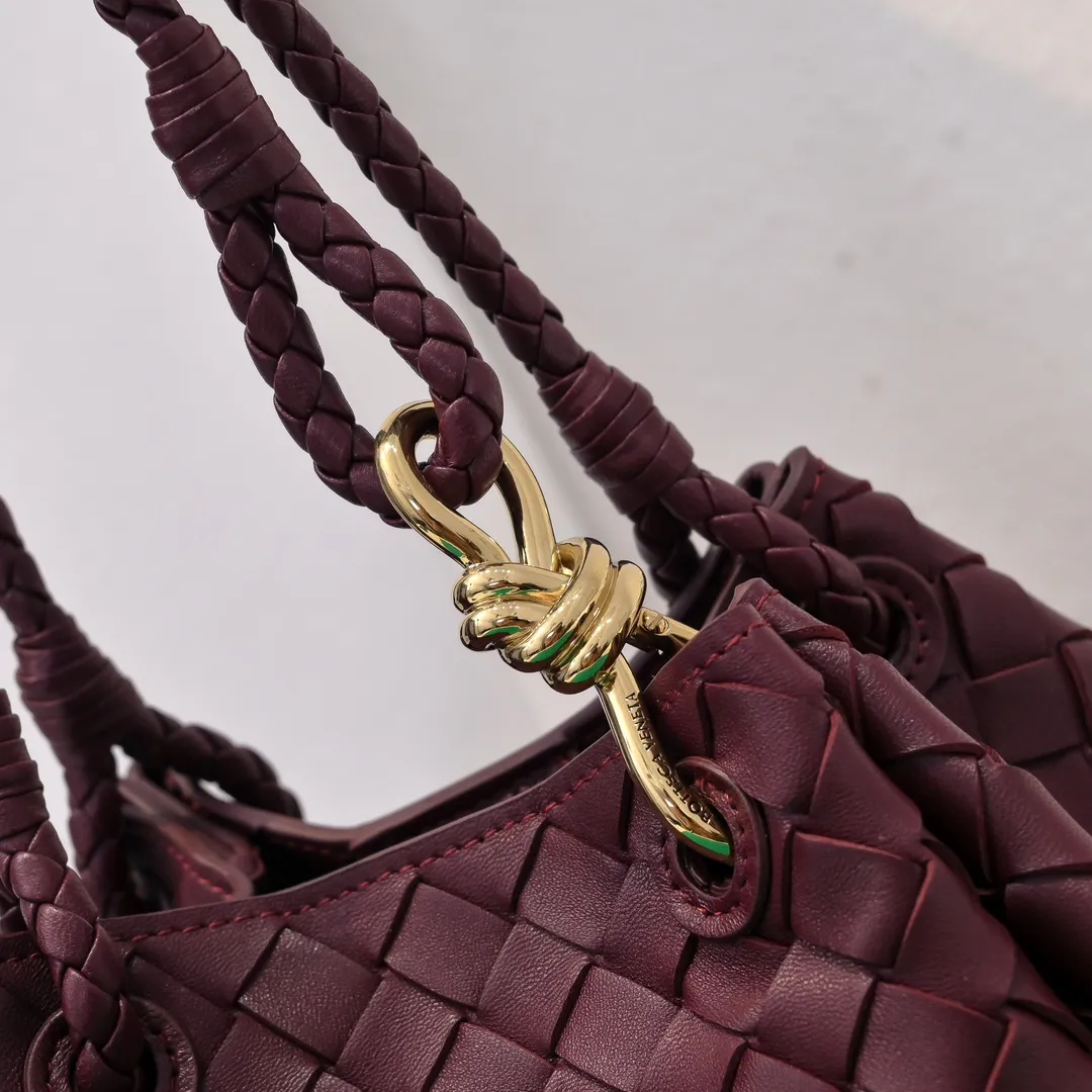 Batch 1760 BV home is new! Andiamo combines Bottega Veneta archives parachute handbags to inherit retro elements and integrate modern trends. The same style as Shu Qi's Beijing Night. It is a continuation of the classic bag. It has three functions: hand carry, shoulder and cross-body. It is embellished with metal brass knot buckles. The capacity of the small one is amazing. It can easily hold sunglasses in a box/small bottle of water/powder powder/charger and other daily necessities when going out. The upper body is versatile. Style number: 6569 Size: 21*17*16.5cm